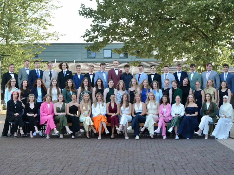 abitur-in-l-ningen-copernicus-gymnasium-verabschiedet-51-absolventen