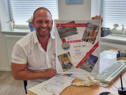 Chefarzt Prof. Dr. Matthias Lerch erhielt von Hajo de Buhr die Urkunde vom Marathon in Hamburg als Geschenk. Der zertifizierte Fußchirurg operierte das Sesambein des Aurichers.