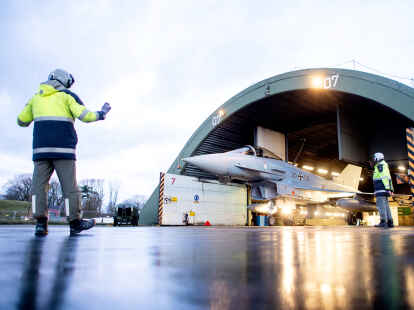 2022: Ein Kampfflugzeug vom Typ Eurofighter Typhoon der Luftwaffe wird am Fliegerhorst Wittmundhafen aus einem Hangar gefahren. Wegen einer umfassenden Sanierung des Luftwaffenstützpunktes im ostfriesischen Wittmund hatte die Bundeswehr von dort vorübergehend 19 Eurofighter an die Basis Laage südlich von Rostock verlegt.  Am 17. Juli 2025 kehren die ersten Eurofighter nach  Wittmund zurück