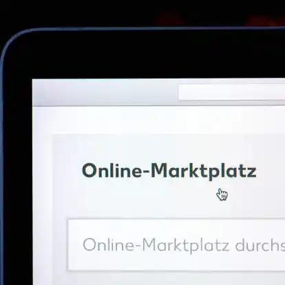 Viele Menschen in Deutschland kaufen inzwischen häufiger im Internet ein als im Geschäft.