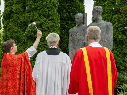 Pfarrer Jörn Illenseer weihte die restaurierte Skulptur der Kirchenpatrone Peter und Paul.