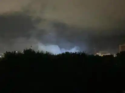 In der Nacht von Mittwoch auf Donnerstag hat es auf dem Gelände einer Müllumladestation in Emden gebrannt.