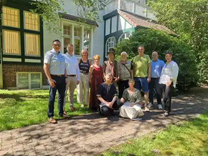 Freuen sich auf ein mittelalterliches Spektakel: Bürgermeister Jörg Skatulla (hinten, von links), Aiko Schlender (Blinkfüer Grundstücksgesellschaft), Sonja Fritschi-Behrmann (Kulturverein), Anne Loock (Mittelalterverein Domus Draconis), Michael Saathoff (Schausteller), Manfred Rautenburg (SV Hude), Armin Hochberger (SV Hude), Roland Arndt (Wirtschaftsförderer), Heike Lau (Kulturverein) und Stephan Kürten (Kulturverein und Märchentage, vorne, von links) und Tanja Kürten (Märchentage).