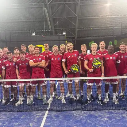 Teambuilding-Maßnahme in den Niederlanden: Im Kurztrainingslager zockten die Spieler von Kickers Emden unter anderem ein paar Runden Padel-Tennis.
