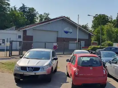 Am Am Dienstag und Mittwoch herrscht Hochbetrieb am Badessee Schortens - mit der Folge, das Fahrzeuge auch die Zufahrt der dortigen DLRG zuparkten.