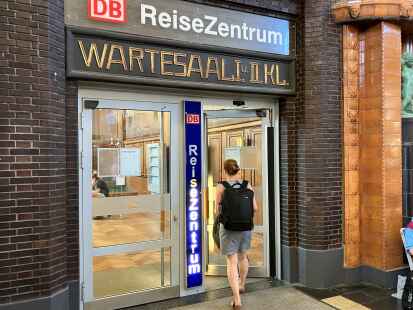 Noch geöffnet: der Eingang zum Reisezentrum, das bislang die Deutsche Bahn im Hauptbahnhof Oldenburg betreibt.