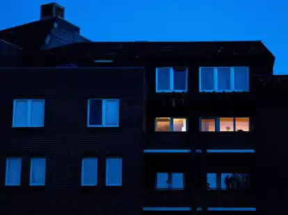 Licht an, Licht aus: Wer möchte, dass sein Zuhause auch während einer längeren Abwesenheit bewohnt aussieht, kann zum Beispiel Zeitschaltuhren installieren.