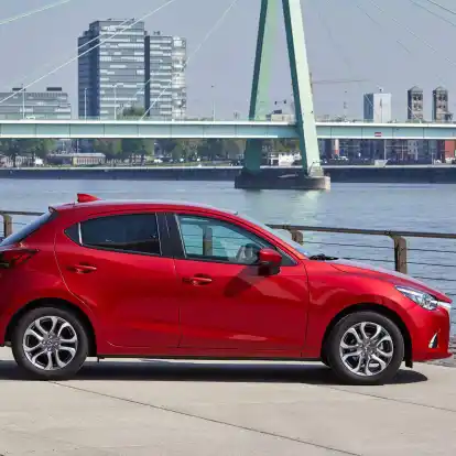 Schön gestaltet? Das ist wie immer Geschmackssache, wie der kleine gebrauchte Mazda2 bei der HU abschneidet, lässt sich eindeutiger festlegen.