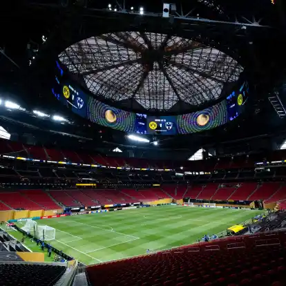 Dach zu: Im imposanten - und vor allem - klimatisierten Stadion von Atlanta kämpfen die Bayern gegen Paris um den Einzug ins WM-Halbfinale.