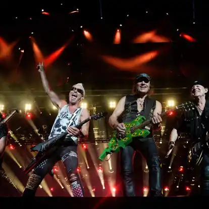 Fans schwärmen von der Energie der Scorpions auf der Bühne. (Archivbild)