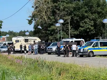 Die Rocker des Gremkium MC werden von der Polizei kontrolliert. Über 1000 Personen kommen zum Jahrestreffen des Clubs nach Halbemond im Landkreis Aurich.