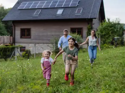 Persönliche Geschichten und hilfreiche Tipps: Das Familienwelt-Magazin widmet sich dem Alltag von Familien im Nordwesten.