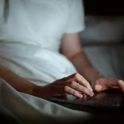 Gemütlich im Bett zu arbeiten ist verlockend, doch Notebooks sollten auf festen und ebenen Unterlagen stehen, damit die Luftzirkulation nicht behindert wird.