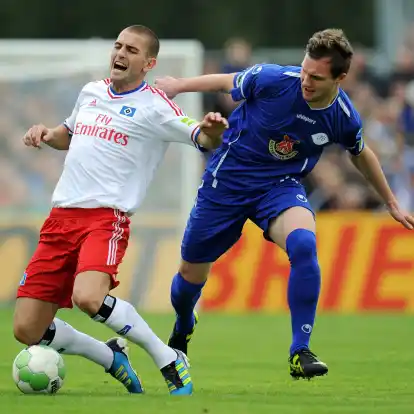 Trafen 2011 aufeinander: Hamburgs Mladen Petric und Oldenburgs Jan Löhmannsröben