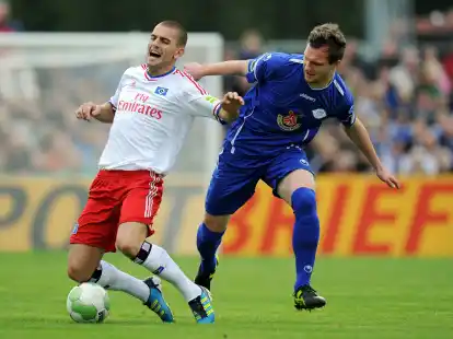 Trafen 2011 aufeinander: Hamburgs Mladen Petric und Oldenburgs Jan Löhmannsröben