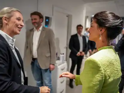 AfD-Chefin Alice Weidel (links) und BSW-Chefin Sahra Wagenknecht verabschieden sich freundlich voneinander nach dem Wahlduell von Welt-TV im Oktober 2024.