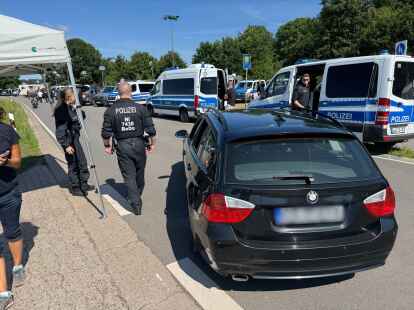 Die Polizei ist mit einem Großaufgebot vor dem Motodrom in Halbemond aktiv und kontrolliert nahezu jedes Fahrzeug und jeden Gast des Gremium MC World Run. Im Einsatz sind auch der Zoll und Spürhunde.