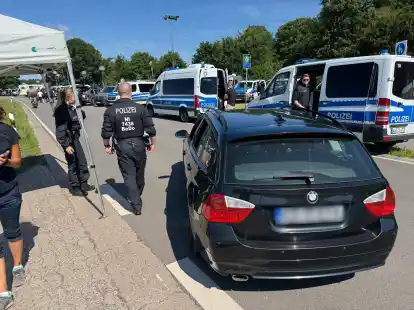 Die Polizei ist mit einem Großaufgebot vor dem Motodrom in Halbemond aktiv und kontrolliert nahezu jedes Fahrzeug und jeden Gast des Gremium MC World Run. Im Einsatz sind auch der Zoll und Spürhunde.