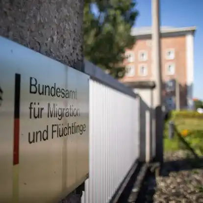 Bundesinnenminister Alexander Dobrindt (CSU) hat das Bundesamt angewiesen, die Widerrufsprüfungen für syrische Staatsangehörige wieder aufzunehmen. (Symbolbild)