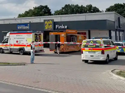 Ein Mensch wurde bei einem Angriff im Emsland nach Angaben der Polizei schwer verletzt.