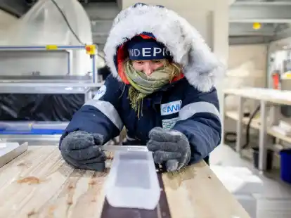Arbeitsplatz mit bis zu minus 30 Grad: Im Eislabor in Bremerhaven poliert Manuela Krebs, wissenschaftliche Hilfskraft am Alfred-Wegener-Institut (AWI), ein Teilstück der Eisprobe aus der Antarktis.