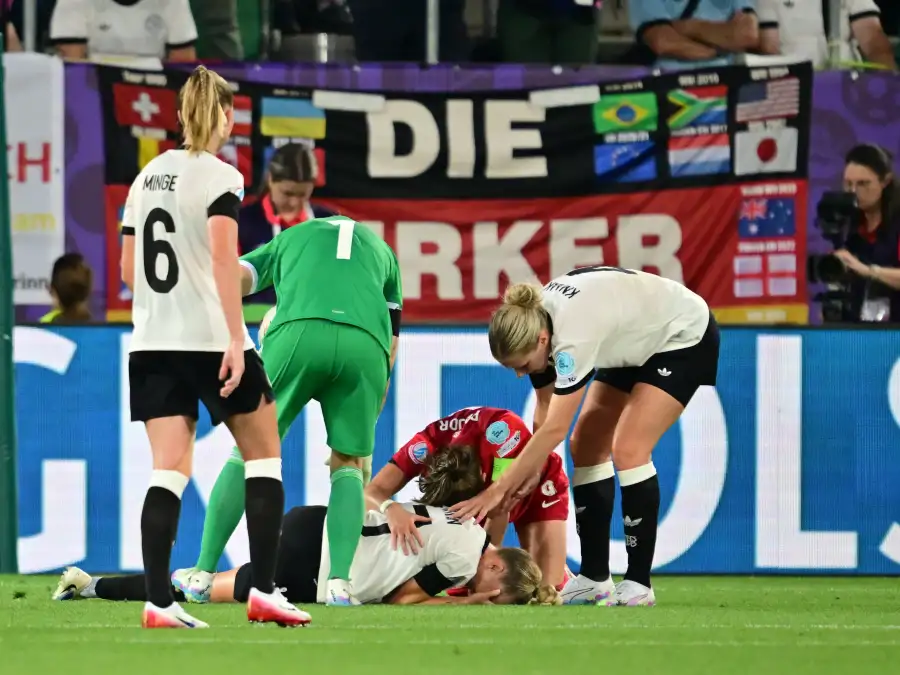 Schockmoment bei EM: Dritter Kreuzbandriss? DFB-Team bangt mit Kapitänin ...