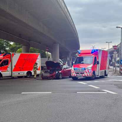 Auf der Cloppenburger Straße in Oldenburg in Höhe der Autobahnabfahrt ist es zu einem Verkehrsunfall gekommen. Zwei Pkw sind nicht mehr fahrbereit und müssen abgeschleppt werden.
