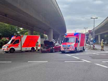 Auf der Cloppenburger Straße in Oldenburg in Höhe der Autobahnabfahrt ist es zu einem Verkehrsunfall gekommen. Zwei Pkw sind nicht mehr fahrbereit und müssen abgeschleppt werden.