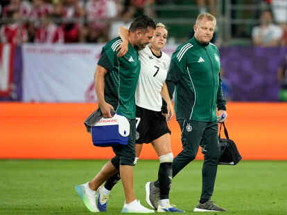 Deutschlands Giulia Gwinn geht verletzt vom Platz.