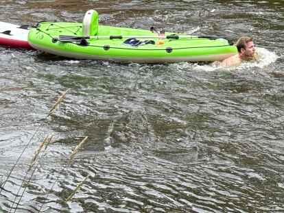 Der Rettungsschwimmer der Feuerwehr sprang kurzerhand selbst ins Wasser.