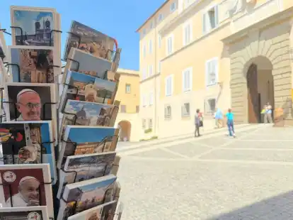 Noch fehlen vor dem Papstpalast in Castel Gandolfo die Postkarten mit Leo XIV.