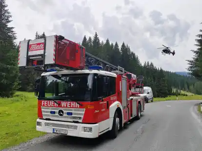 Ein Einsatzfahrzeug der Feuerwehr steht in der Nähe der Absturzstelle eines Kleinflugzeugs im Gemeindegebiet von Krimml.