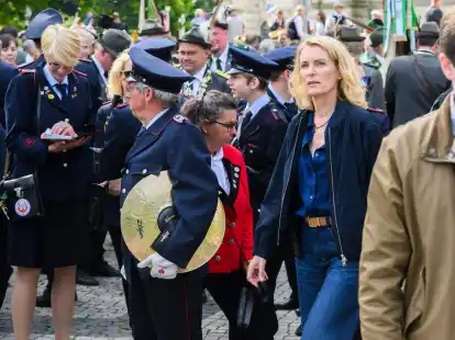 Die Schauspielerin Maria Furtwängler steht bei Dreharbeiten für einen neuen fiktiven „Tatort“ inmitten des realen Schützenausmarsches am Neuen Rathaus.