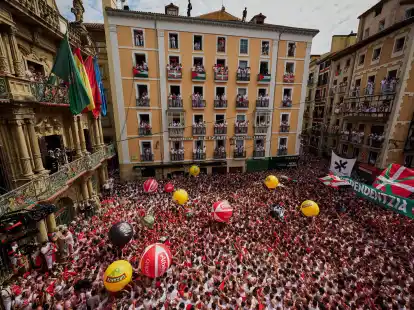 Mit dem Abschuss einer kleinen Rakete wurde am Sonntag das neuntägige Stadtfest San Fermín mit den berühmten Stierläufen in Pamplona eröffnet.