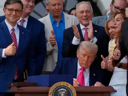 Umzingelt von Kongressmitgliedern, darunter der Sprecher des Repräsentantenhauses, Mike Johnson (l) und der Abgeordnete Steve Scalise (hinter Trump) unterschreibt US-Präsident Donald Trump (vorn) den „One Big Beautiful Bill Act“, sein Gesetz über Steuererleichterungen und Ausgabenkürzungen.