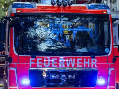 In Großheide ist ein Feuer in einem Pferdestall ausgebrochen. Die Einsatzkräfte sind vor Ort.