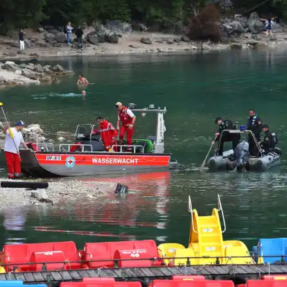 Im Eibsee wird nach einem untergegangenen Vater und seinem Sohn gesucht.