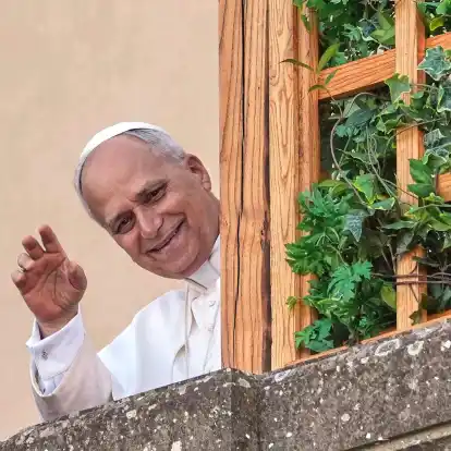Papst Leo XIV. grüßt aus dem Urlaub in Castel Gandolfo.