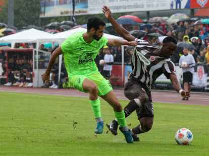 Das Spiel des Jahres auf dem Auricher Ellernfeld war ein nasses: Oussama Marmouk und die Firreler testeten gegen den Fußball-Bundesligisten FC St. Pauli auch die Trikot-Festigkeit.