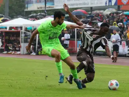 Das Spiel des Jahres auf dem Auricher Ellernfeld war ein nasses: Oussama Marmouk und die Firreler testeten gegen den Fußball-Bundesligisten FC St. Pauli auch die Trikot-Festigkeit.