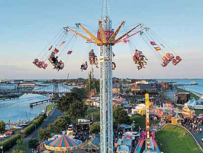 Die Fahrt im Riesenrad bot einen wunderbaren Blick aufs Kettenkarussell und weit über das Rummel-Gelände hinaus.