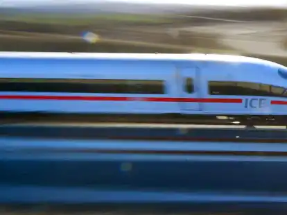 ICE-Züge zwischen Nürnberg und Erfurt werden in beiden Fahrtrichtungen umgeleitet und verspäten sich dadurch um etwa 90 Minuten, wie es hieß. (Foto: Illustration)