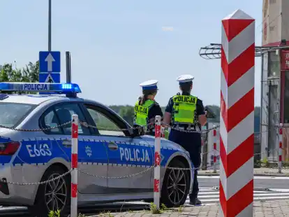 Polnische Polizistinnen stehen am deutsch-polnischen Grenzübergang Stadtbrücke zwischen Frankfurt (Oder) und Slubice.