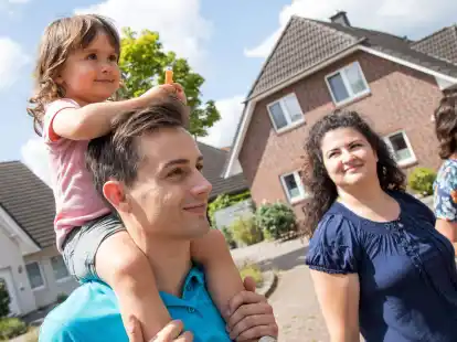 Mit Zuversicht ins Eigenheim: Wer auf der Suche nach den eigenen vier Wänden ist, sollte genau wissen, wie viel Finanzierung möglich ist.
