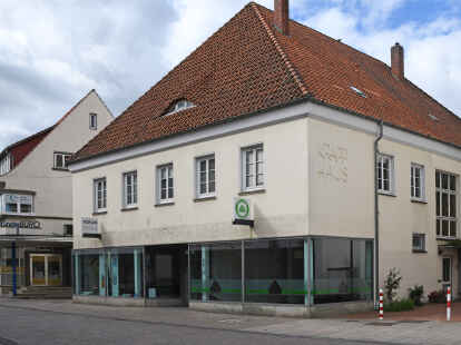 Umzug vom Nachbarhaus ins neue Domizil: Im Krapp-Haus an der Sevelter Straße 4 vermietet die Stadt Cloppenburg jetzt mehrere renovierte Gründerbüros.