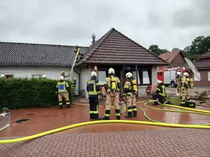 In einem Harkebrügger Imbiss brach am Sonntagabend ein kleiner Gebäudebrand aus.