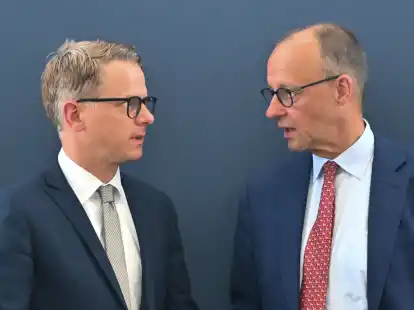 CDU-Generalsekretär Carsten Linnemann (links) spricht mit Bundeskanzler und CDU-Chef Friedrich Merz vor einer Sitzung des CDU-Bundesvorstands im Konrad-Adenauer-Haus in Berlin