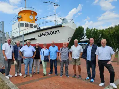 Der ehemalige Aufsichtsrat der „Nordsee GmbH“ traf sich auf der Insel Langeoog (v.l.): Friedo Gerdes, Gastgeber Frerich Göken, Reinhard Thomssen, Hans-Joachim Kerber, Barbara Elter, Hans-Ulrich Elter, Rainer Gerdes sowie Ubbo Voss zusammen mit Langeoogs Veranstaltungsleiter Thomas Pree und Bürgermeister Onno Brüling.
