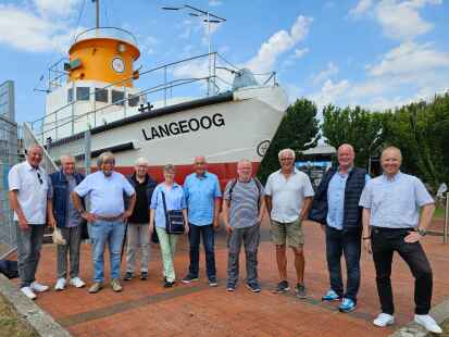 Der ehemalige Aufsichtsrat der „Nordsee GmbH“ traf sich auf der Insel Langeoog (v.l.): Friedo Gerdes, Gastgeber Frerich Göken, Reinhard Thomssen, Hans-Joachim Kerber, Barbara Elter, Hans-Ulrich Elter, Rainer Gerdes sowie Ubbo Voss zusammen mit Langeoogs Veranstaltungsleiter Thomas Pree und Bürgermeister Onno Brüling.