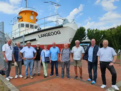 Der ehemalige Aufsichtsrat der „Nordsee GmbH“ traf sich auf der Insel Langeoog (v.l.): Friedo Gerdes, Gastgeber Frerich Göken, Reinhard Thomssen, Hans-Joachim Kerber, Barbara Elter, Hans-Ulrich Elter, Rainer Gerdes sowie Ubbo Voss zusammen mit Langeoogs Veranstaltungsleiter Thomas Pree und Bürgermeister Onno Brüling.